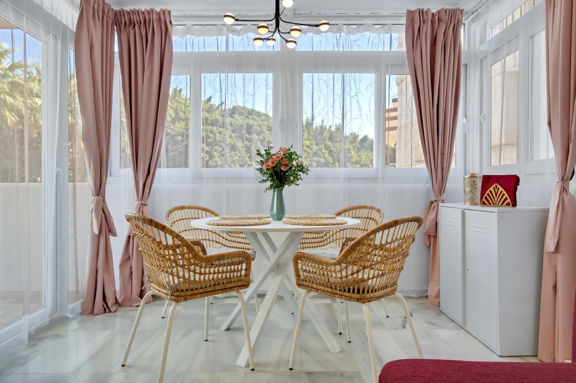 The Charming Oasis! 2 Bedrooms - By Hellodomik * Benalmadena