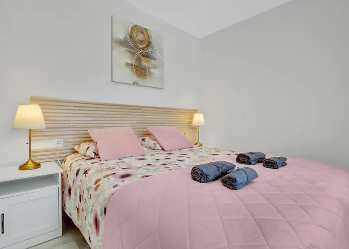 The Charming Oasis! 2 Bedrooms - By Hellodomik