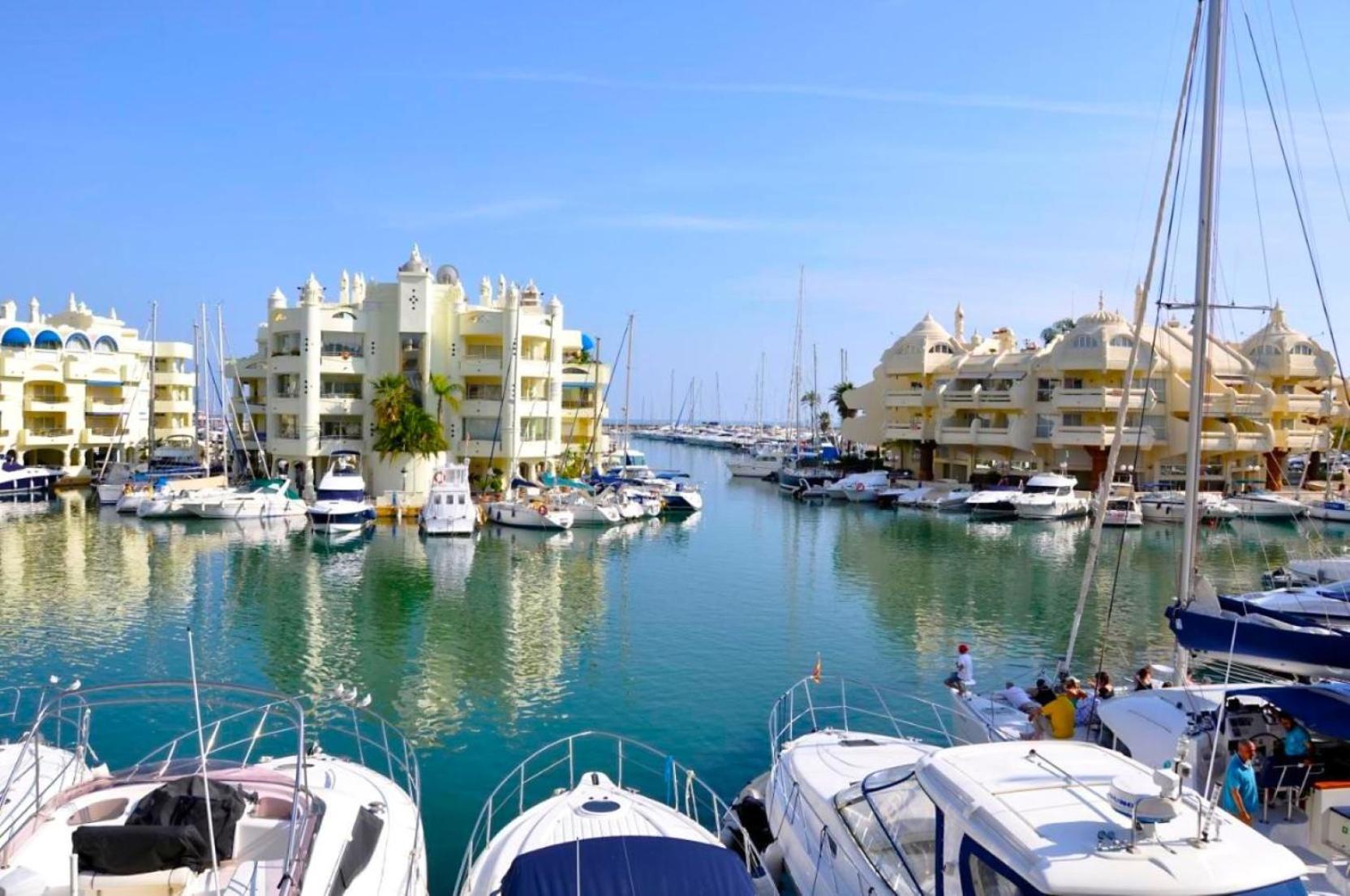 The Charming Oasis! 2 Bedrooms - By Hellodomik * Benalmadena