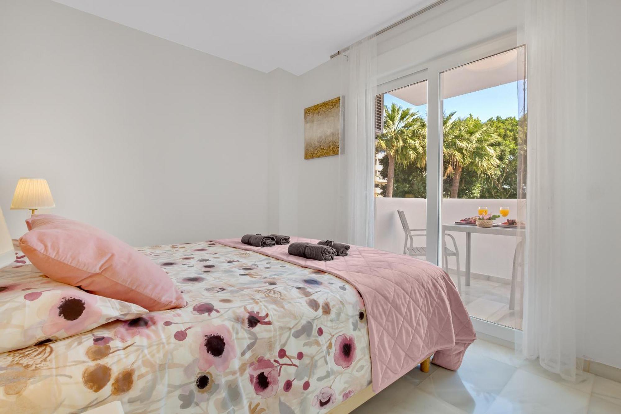 The Charming Oasis! 2 Bedrooms - By Hellodomik