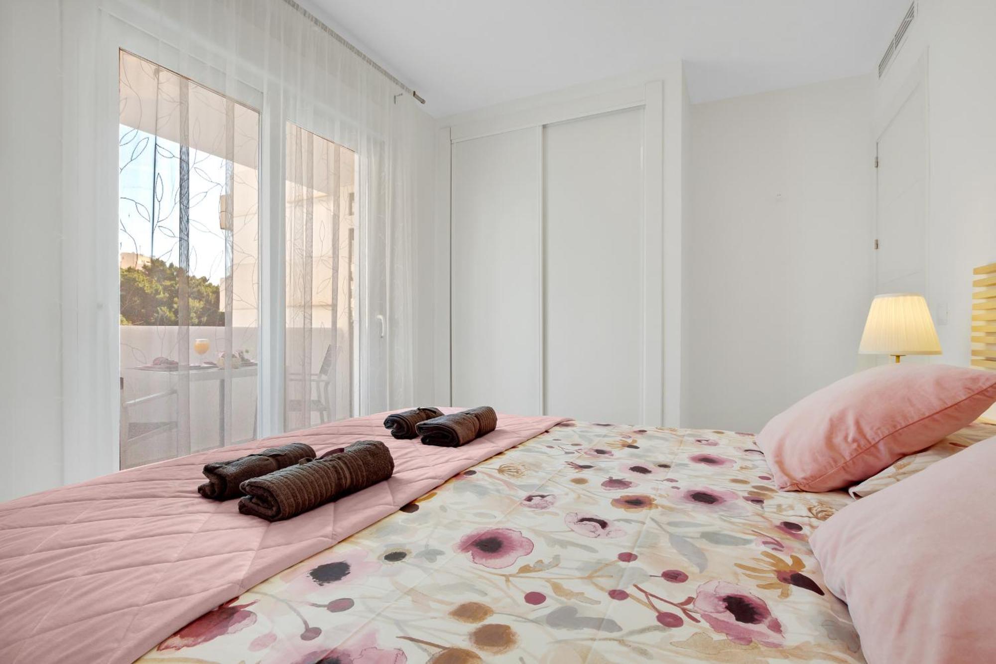 The Charming Oasis! 2 Bedrooms - By Hellodomik Apartment
