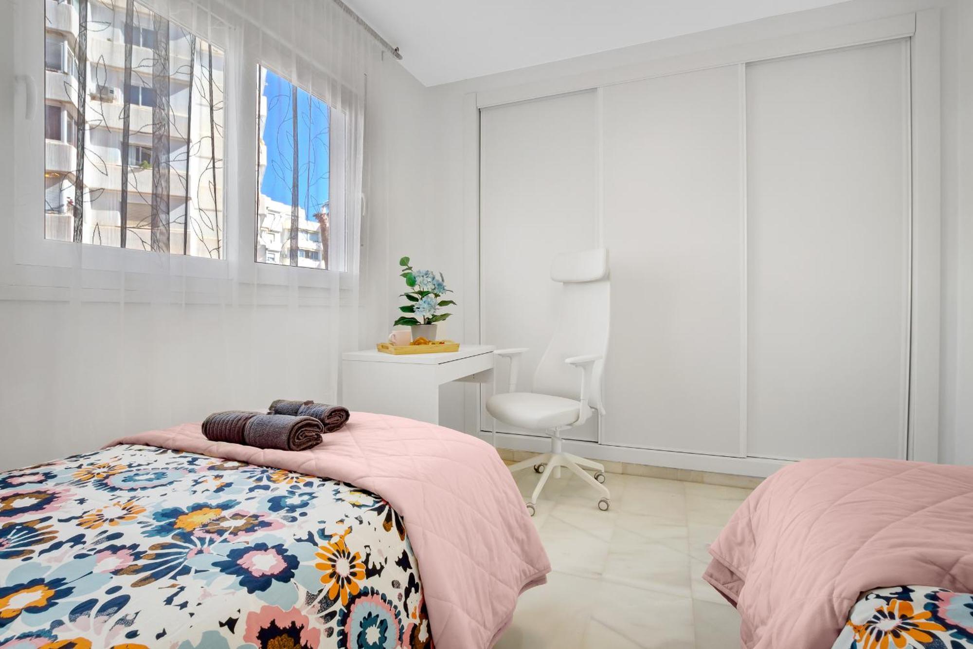 The Charming Oasis! 2 Bedrooms - By Hellodomik Apartment *