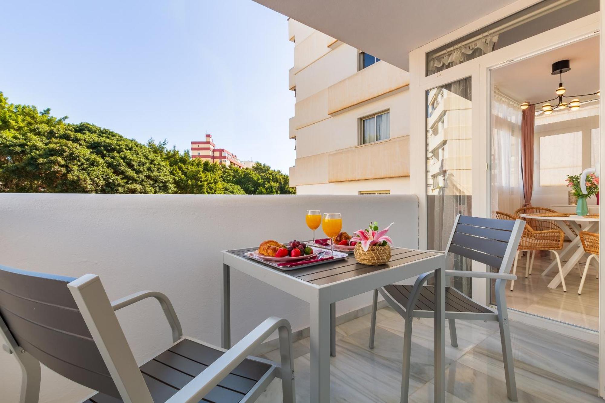 The Charming Oasis! 2 Bedrooms - By Hellodomik