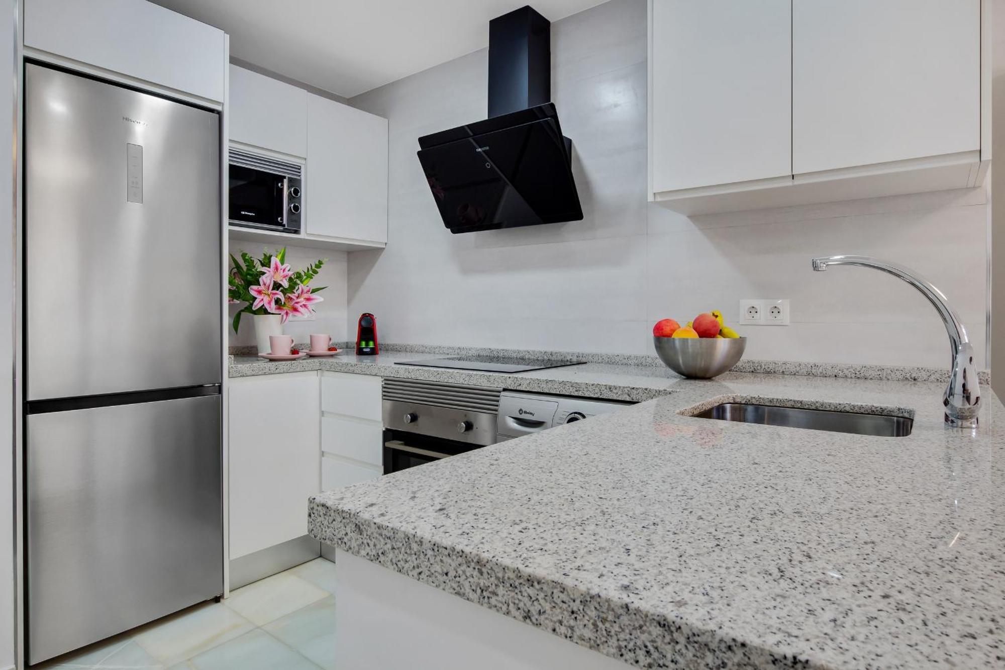The Charming Oasis! 2 Bedrooms - By Hellodomik