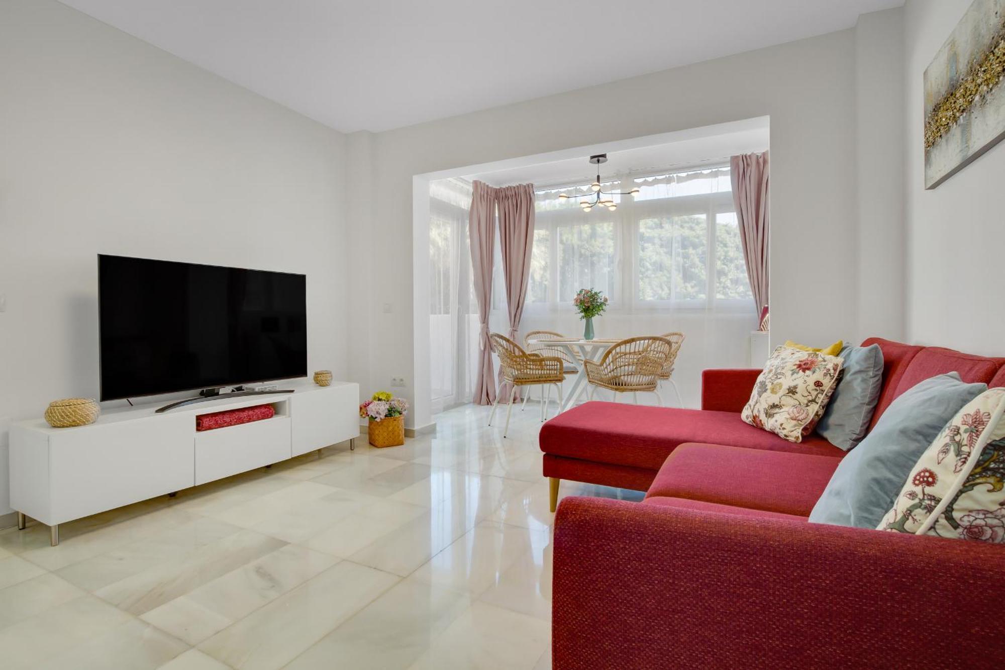 The Charming Oasis! 2 Bedrooms - By Hellodomik Apartment *