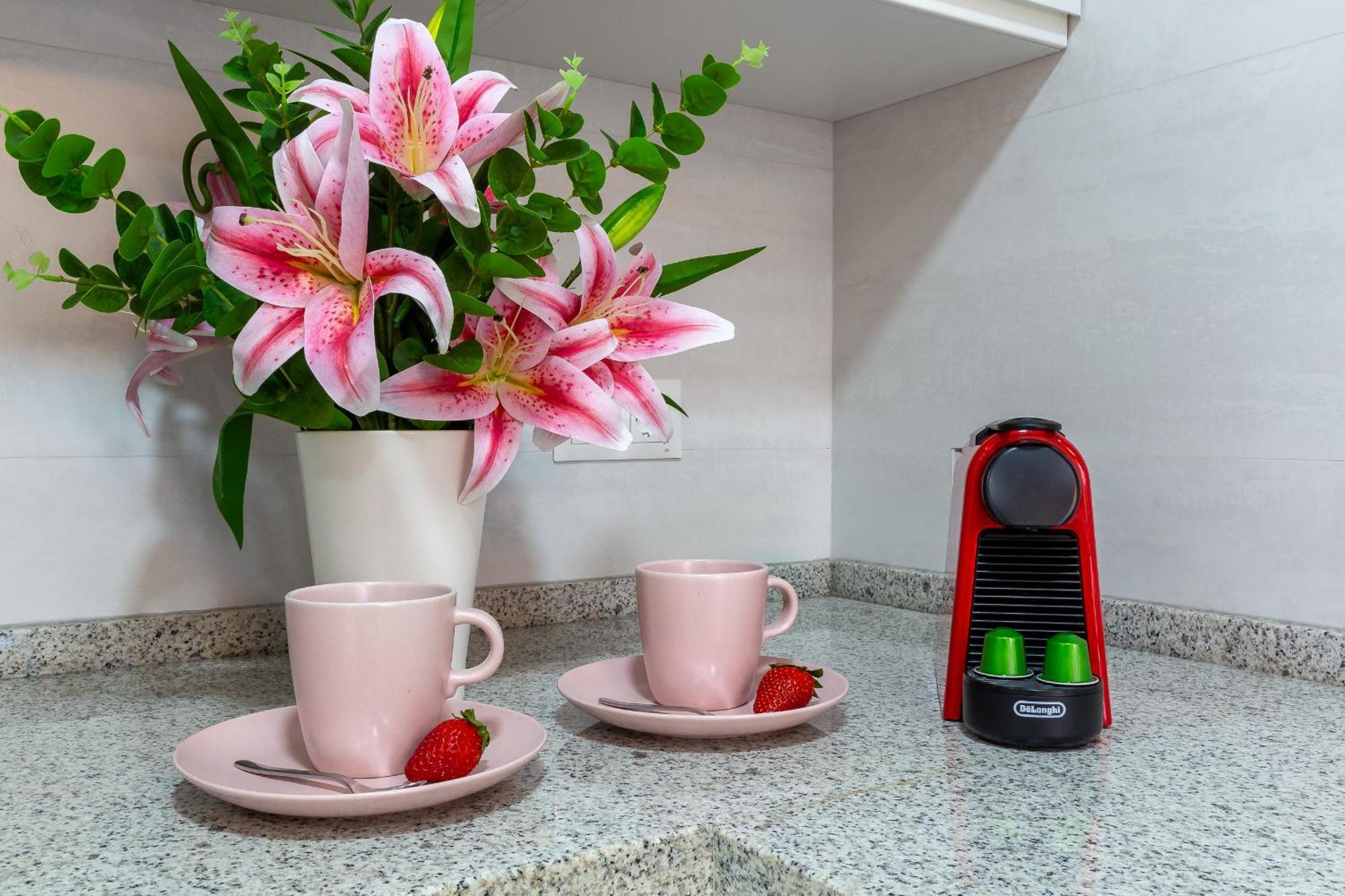 The Charming Oasis! 2 Bedrooms - By Hellodomik *